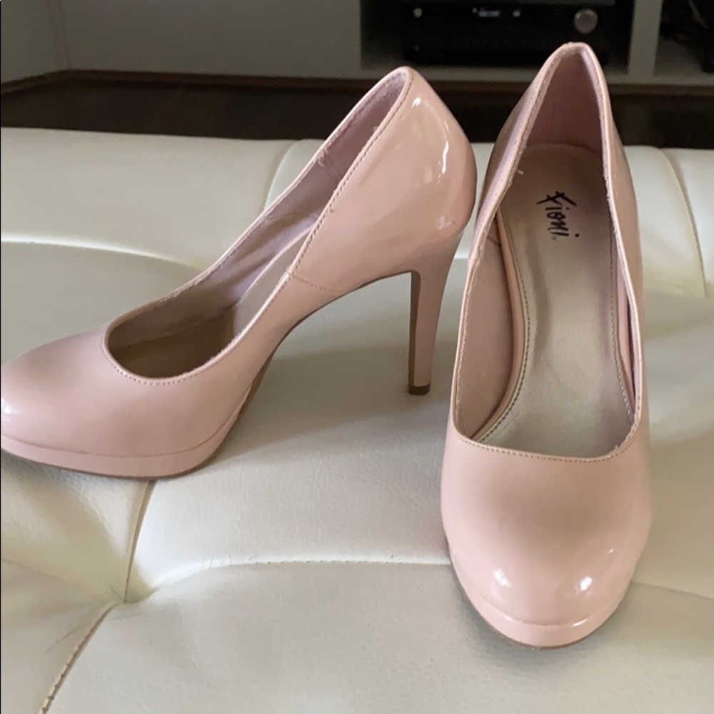 Light pink/ Nude Pumps 4 ish in. heel